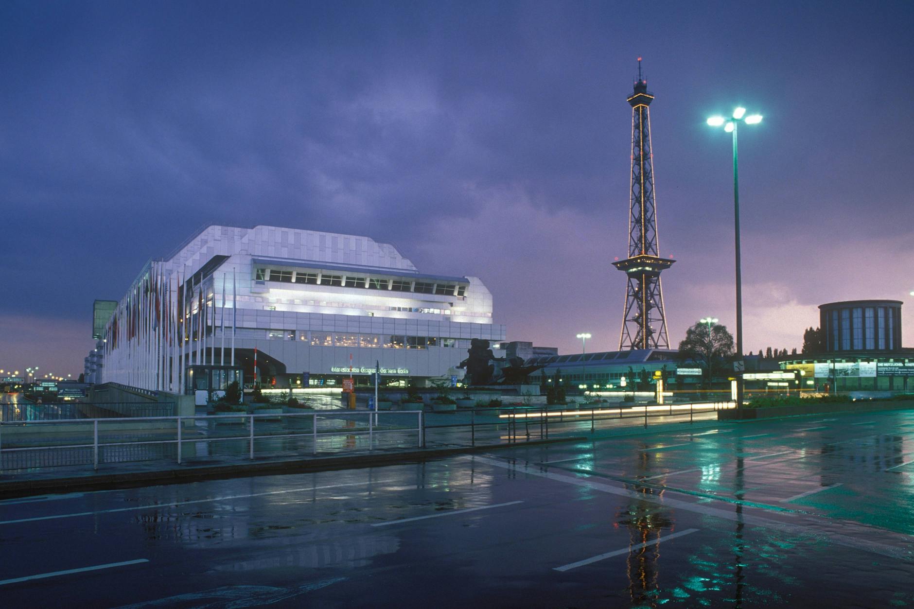 Ein unbekanntes Konsortium wurde beauftragt, ein Konzept für das ICC zu erarbeiten. Der Senat soll dabei zwei Nachbargrundstücke „unter der Hand“ vergeben haben.