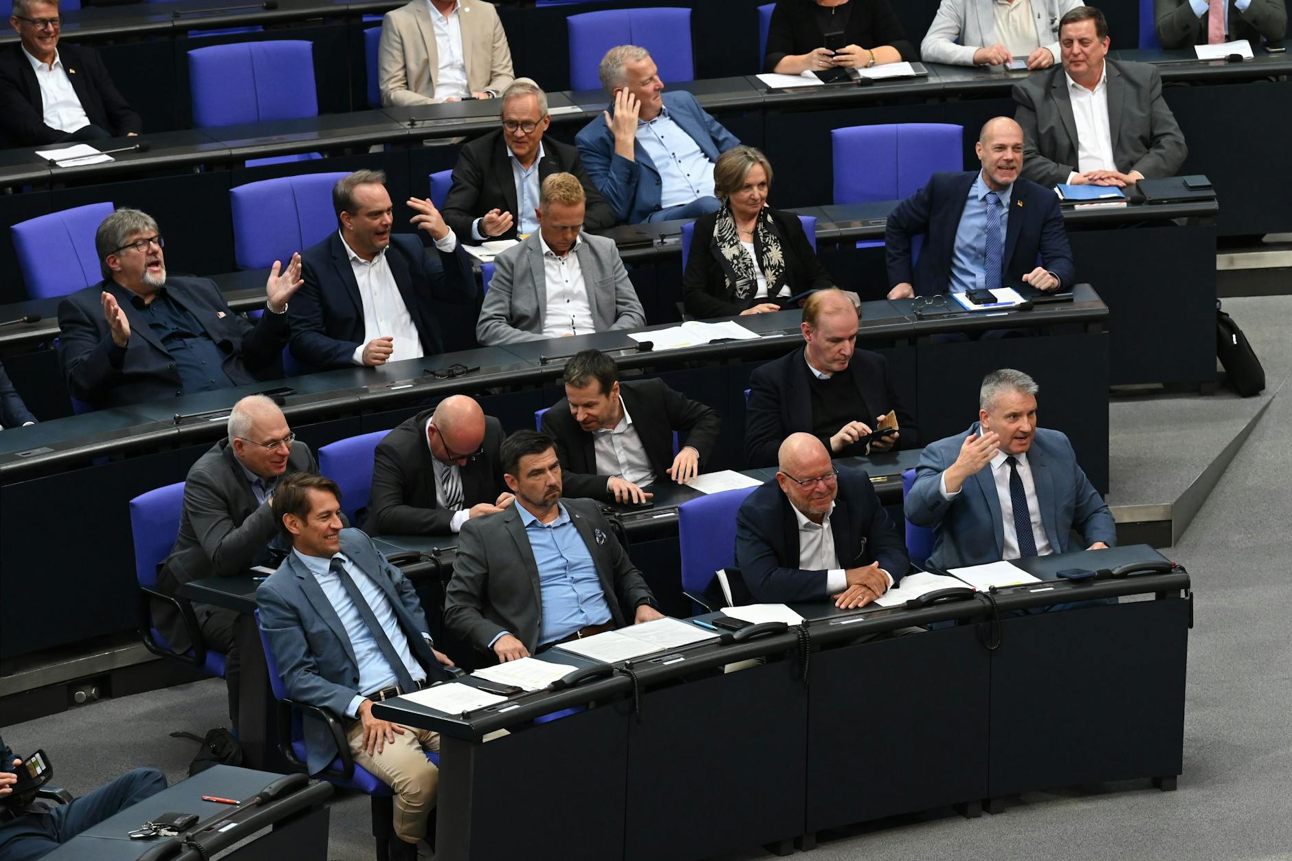 Abgeordnete der Alternative für Deutschland während der Debatte über einen AfD-Antrag zum Thema Migration im Bundestag.