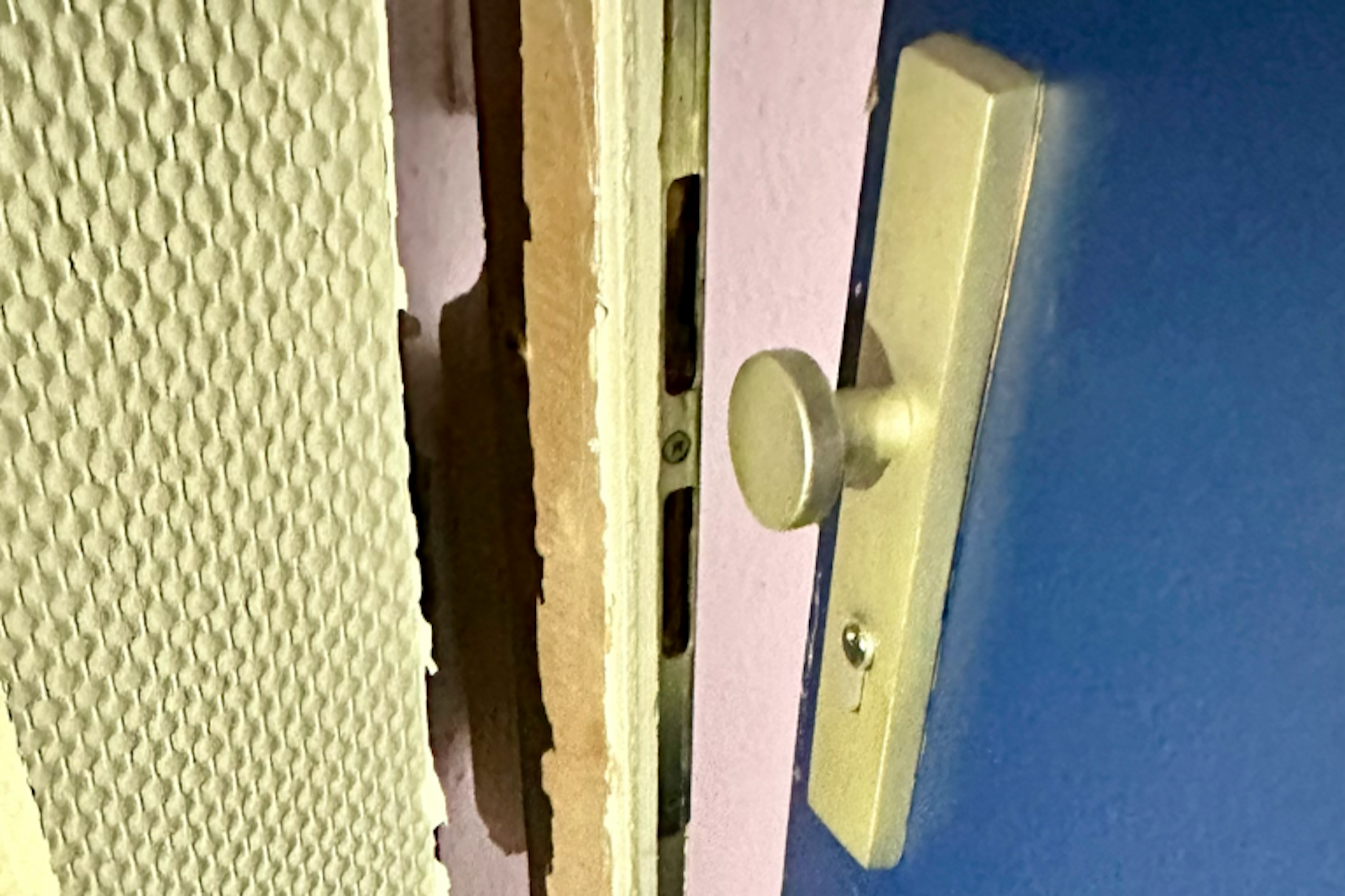 Eine am Freitag eingetretene Tür im Haus an der Habersaathstraße.