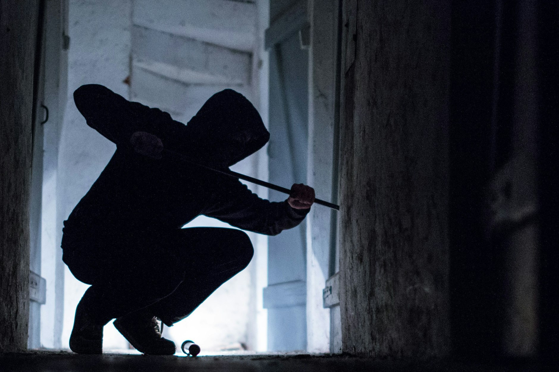 Am Sonntag wird die Uhr umgestellt und draußen wird es wieder früher dunkel. Was Wohnungseigentümer jetzt tun können, um sich vor Einbrechern zu schützen: ein Überblick.