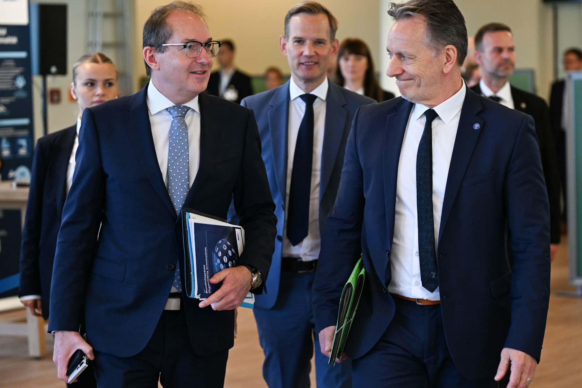 Alexander Dobrindt (CSU, l-r), Bundesinnenminister, Hendrik Streeck, Drogenbeauftragter der Bundesregierung, und Holger Münch, BKA-Präsident, stellen auf einer Pressekonferenz im Bundeskriminalamt (BKA) die Bundeslagebilder Rauschgift und Organisierte Kriminalität 2024 vor.