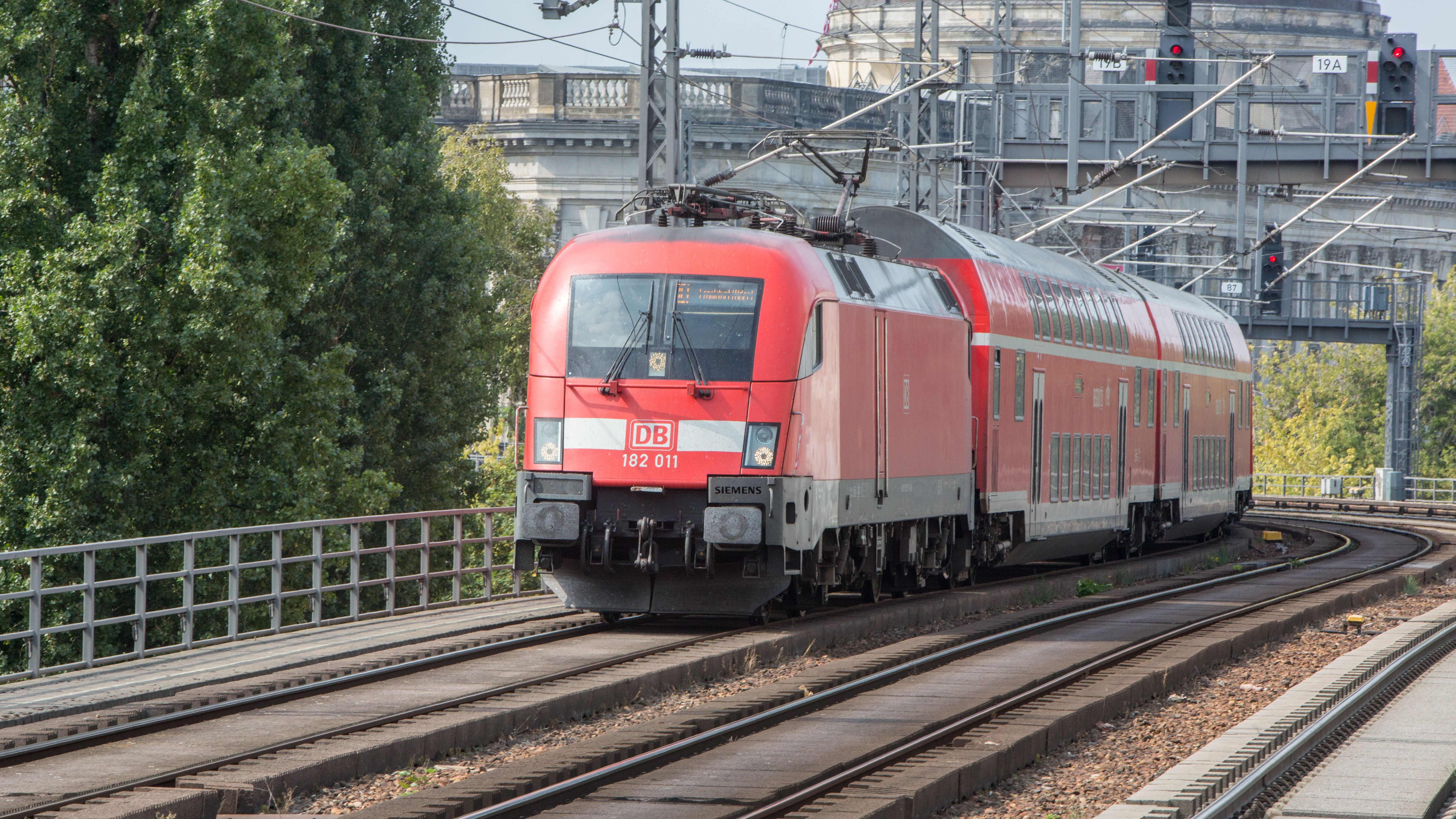 Oberleitungsschaden in Köpenick: 300 Fahrgäste müssen Zug verlassen
