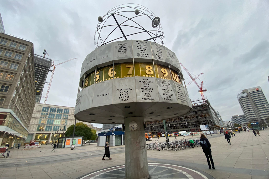 Die Weltzeituhr geht aktuell in der Sommerzeit eine Stunde nach. Auf dem Zahlenring wird für Berlin 7.30 Uhr angezeigt, auf der unteren Uhr an der Säule ist es 8.30 Uhr (die richtige Zeit).