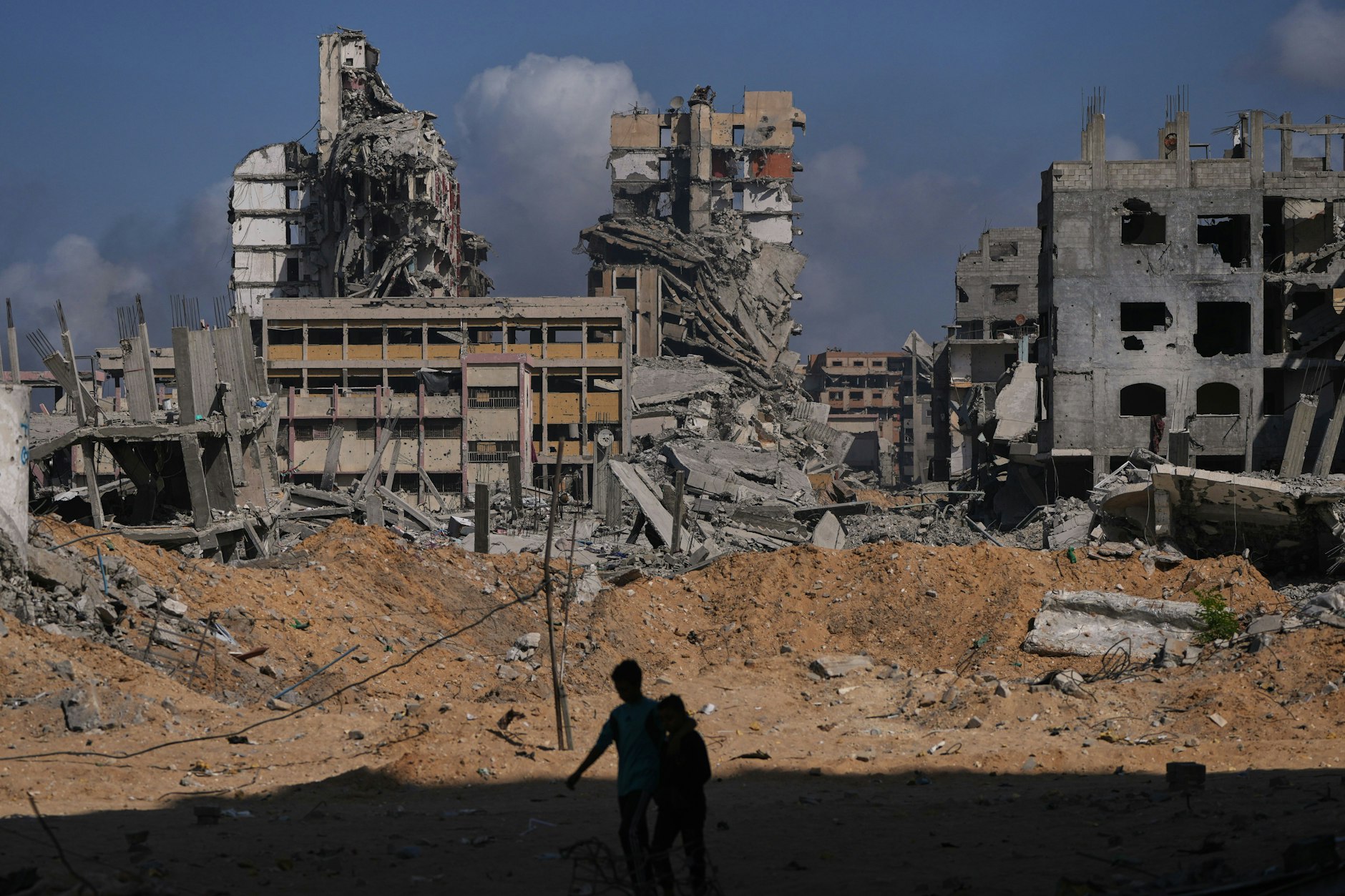 Gaza: Palästinenser gehen an Häusern vorbei, die durch die israelische Luft- und Bodenoffensive zerstört wurden. 