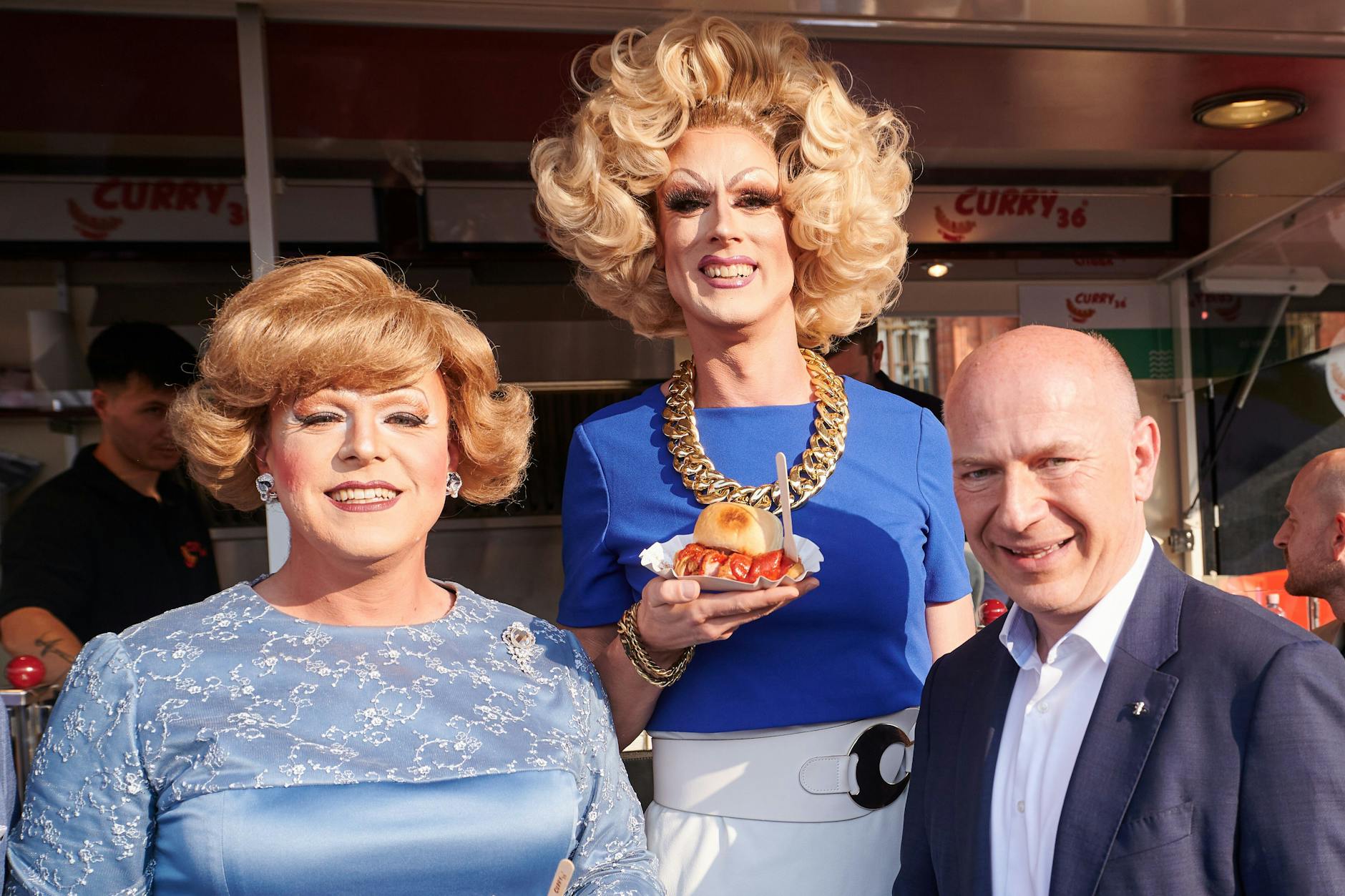 Kai Wegner (CDU), Berlins Regierender Bürgermeister, mit den Dragqueens Margot Schlönzke (l.) und Jurassica Parka beim Berliner Hoffest im Jahr 2023.