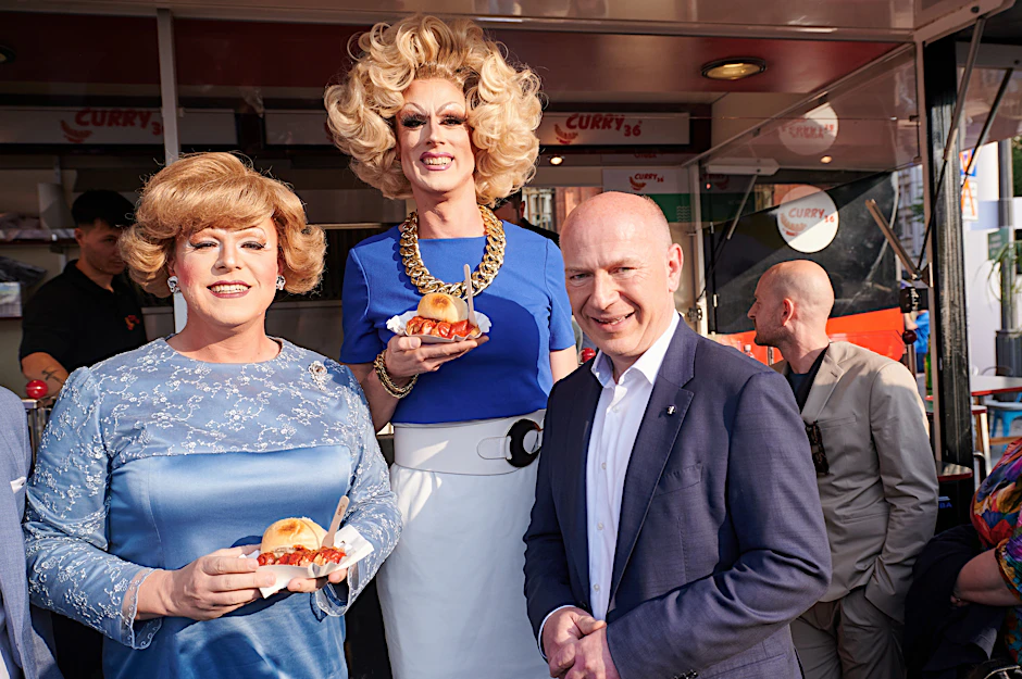 Kai Wegner (CDU), Berlins Regierender Bürgermeister, mit den Dragqueens Margot Schlönzke (l.) und Jurassica Parka beim Berliner Hoffest im Jahr 2023.