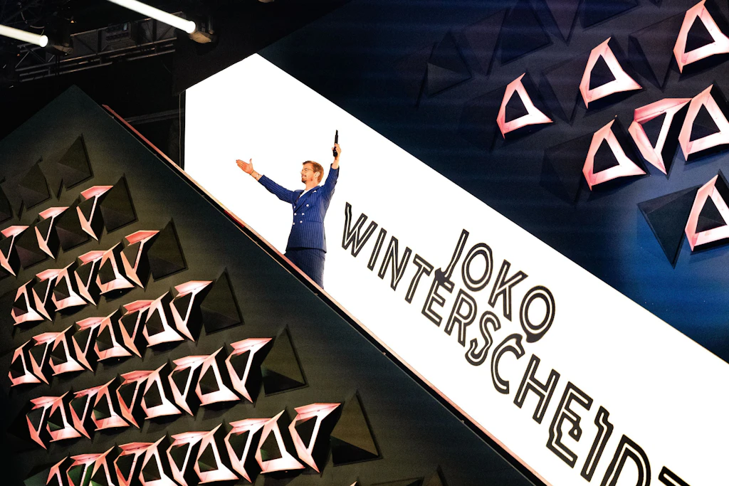Joko Winterscheidt liebt den großen Auftritt. Doch in der neuen Ausgabe von „Wer stiehlt mir die Show?“ muss er seine Sendung abgeben.