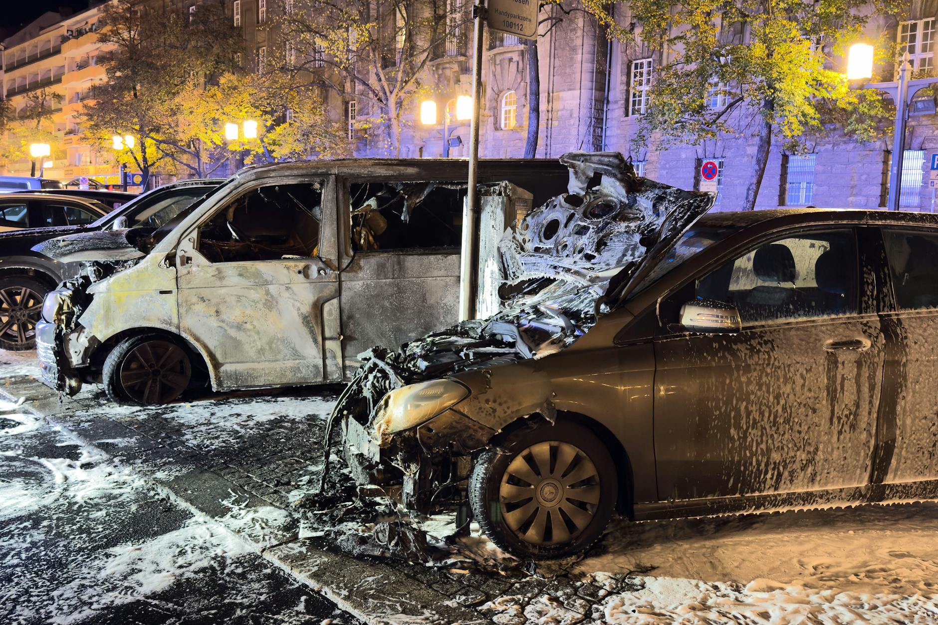 Auf einem Polizeiparkplatz direkt gegenüber der Polizeiwache in die Bismarckstraße in Charlottenburg brannten in der Nacht zwei Fahrzeuge aus.
