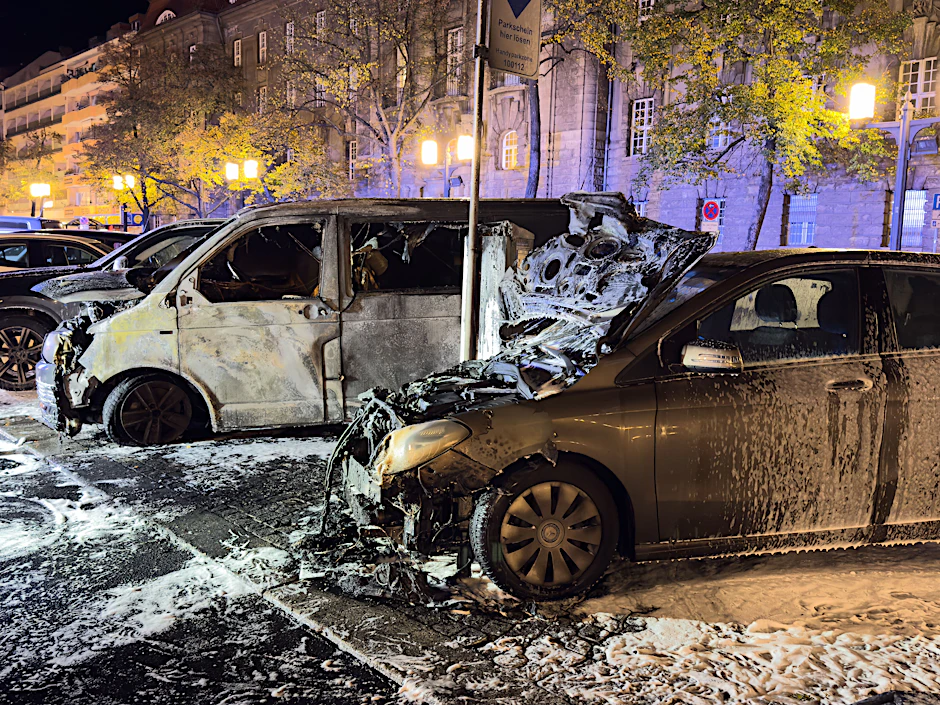 Auf einem Polizeiparkplatz direkt gegenüber der Polizeiwache in die Bismarckstraße in Charlottenburg brannten in der Nacht zwei Fahrzeuge aus. 