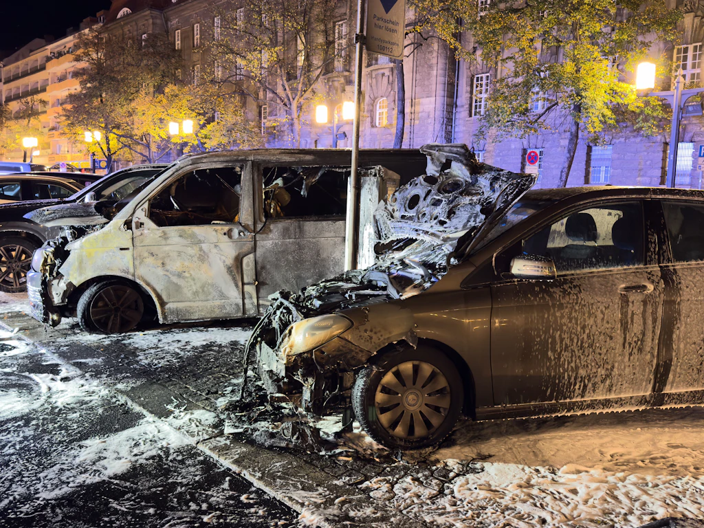 Feueranschlag auf die Berliner Polizei: Zwei Autos brennen aus