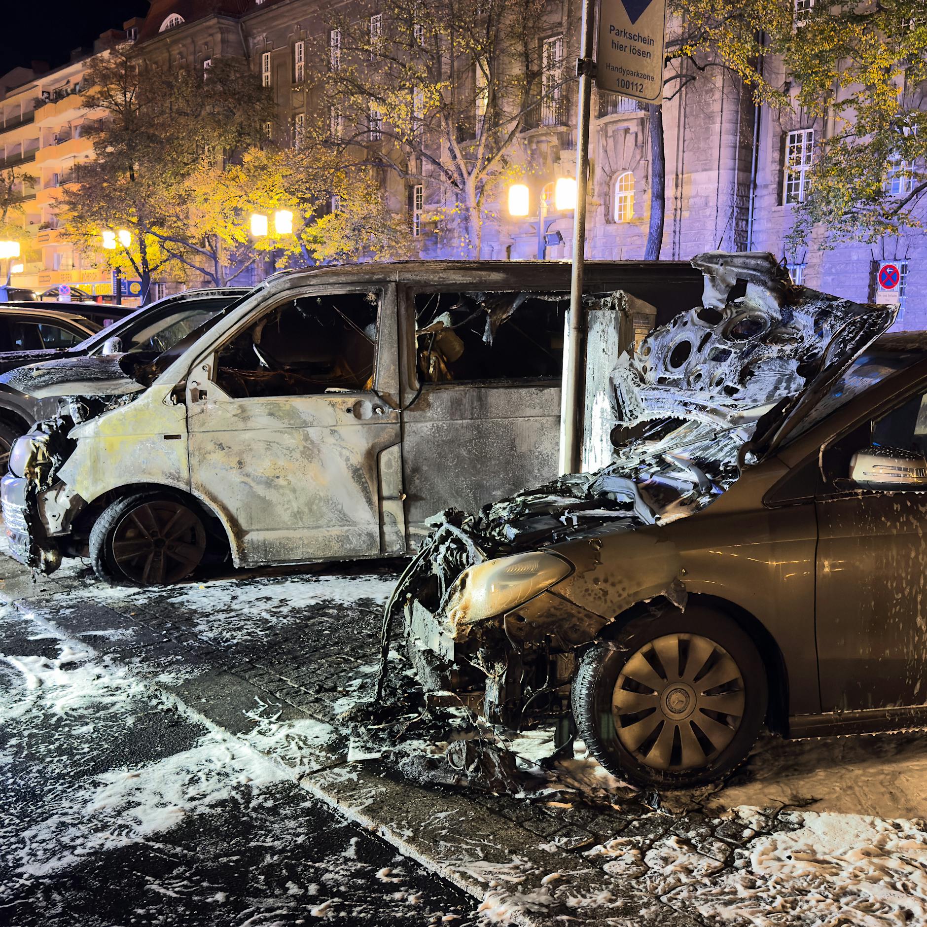 Feueranschlag auf die Berliner Polizei: Zwei Autos brennen aus