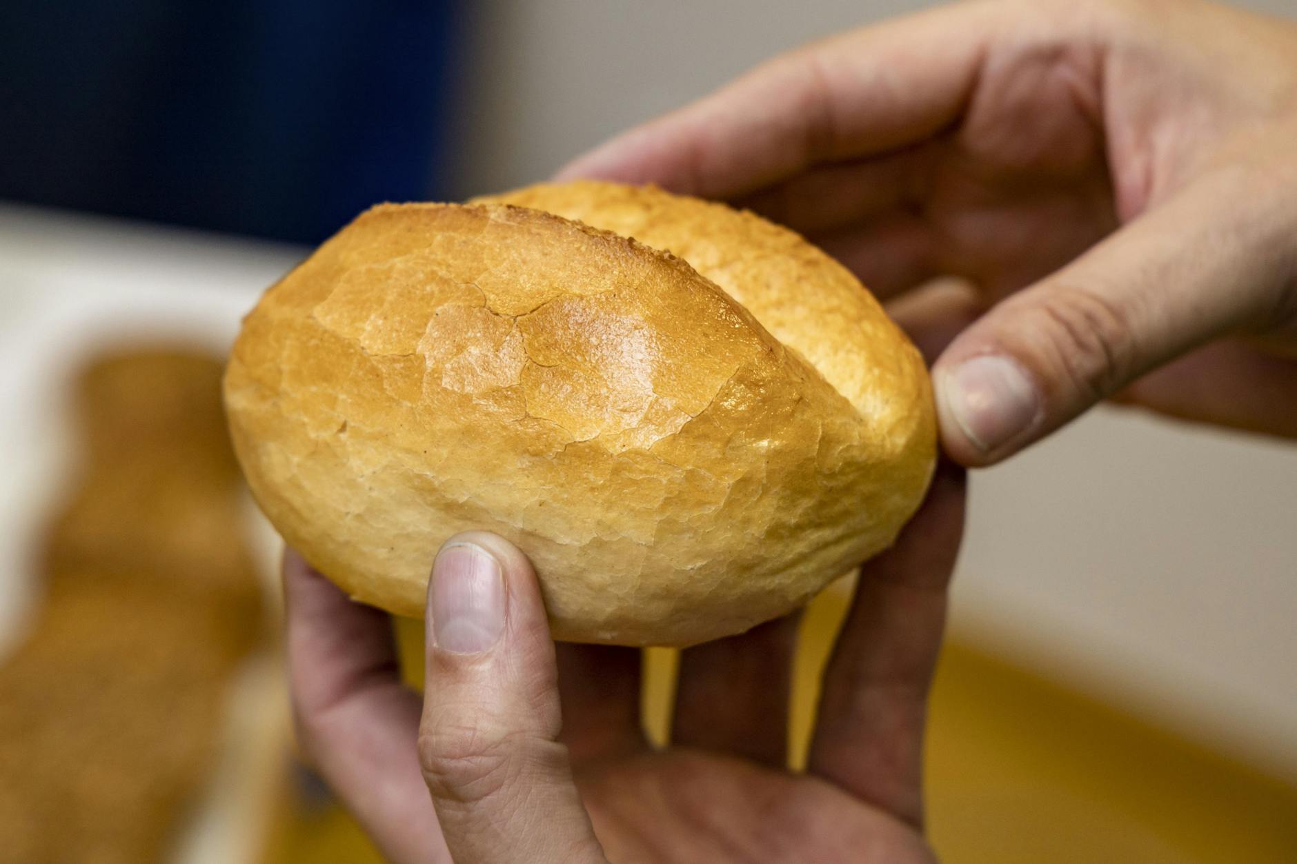 Die klassischen Ost-Schrippen werden heute nur noch selten mit der Hand gemacht, die meisten Bäckereien backen nur auf. Anders in der Bäckerei Zessin.