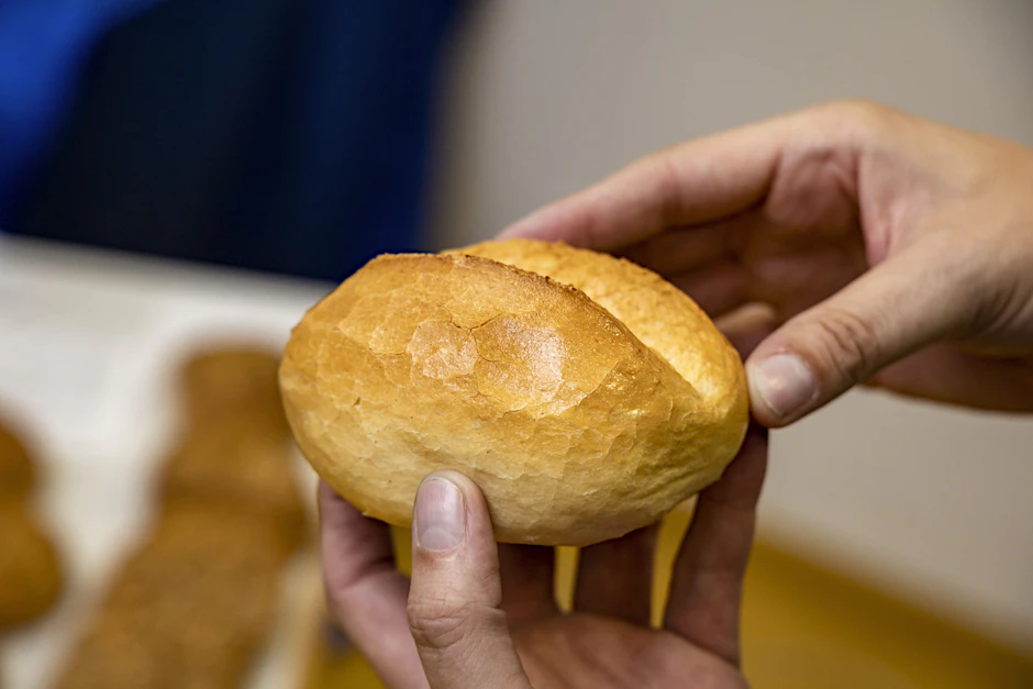 Die klassischen Ost-Schrippen werden heute nur noch selten mit der Hand gemacht, die meisten Bäckereien backen nur auf. Anders in der Bäckerei Zessin.