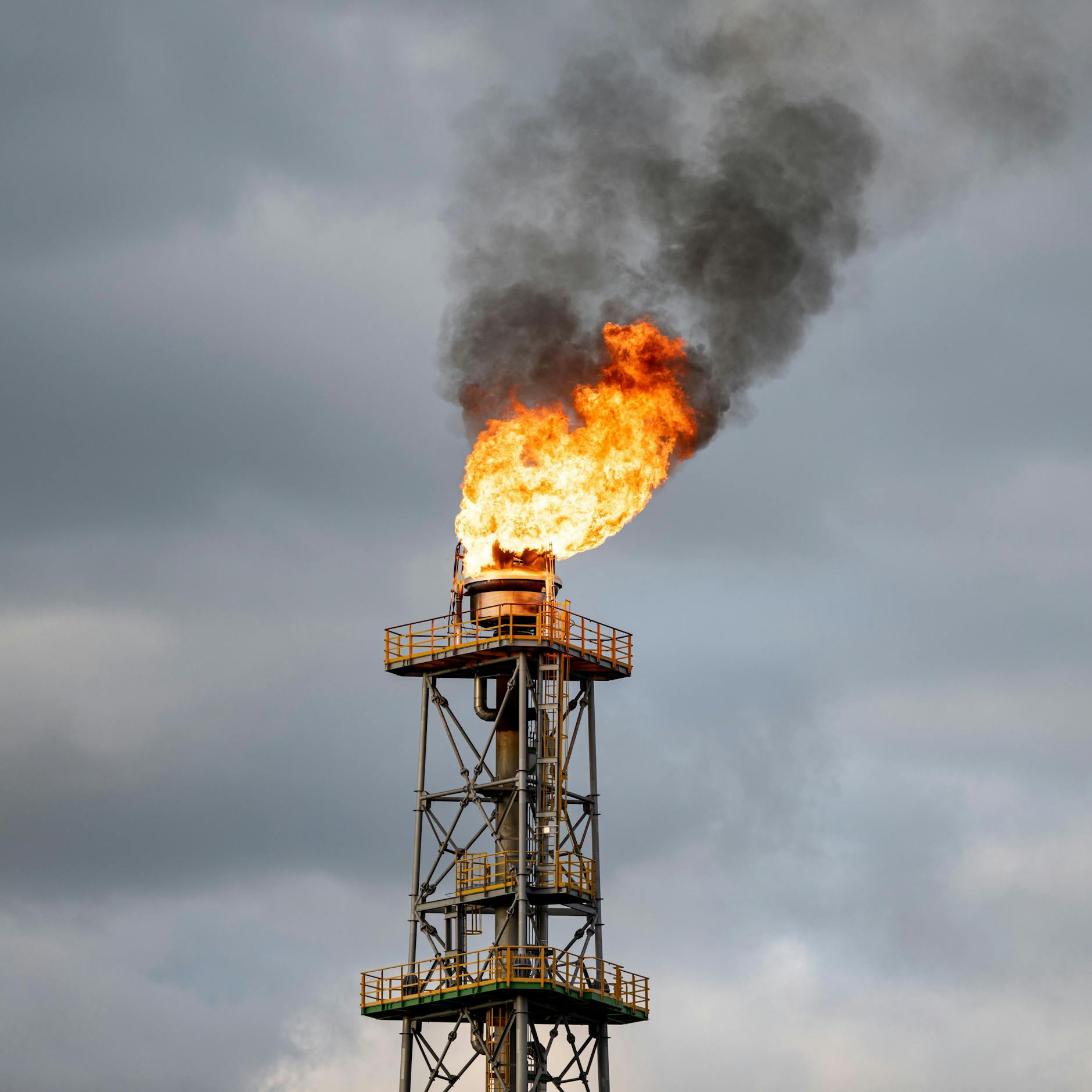 Image - Ölschock: Hormus-Blockade treibt Energiepreise weiter – trotz US-Ausnahme für Russland-Sanktionen