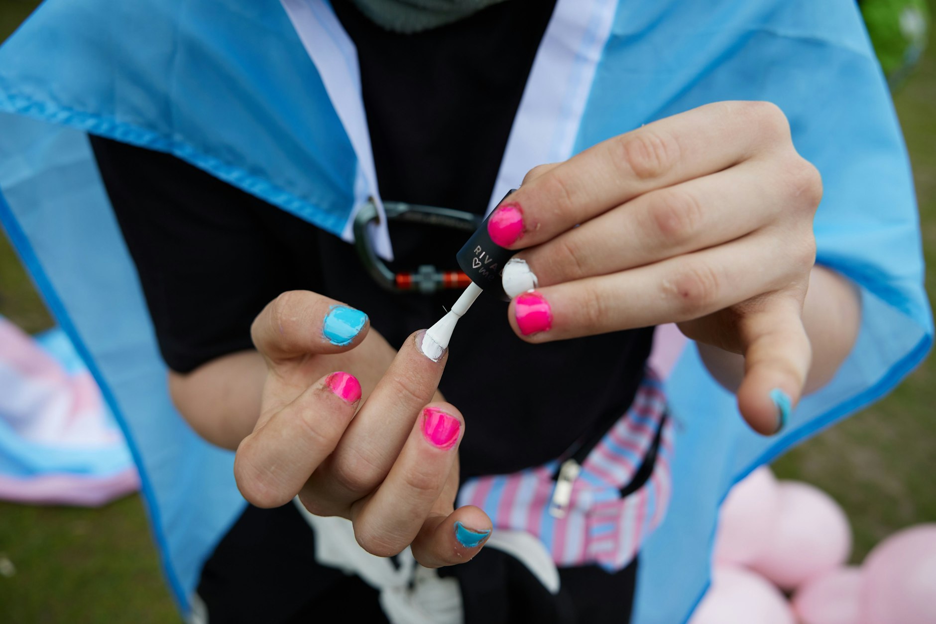 Eine Teilnehmerin malt sich bei einer Protestveranstaltung gegen das Selbstbestimmungsgesetz von Frauengruppen. (Symbolfoto)