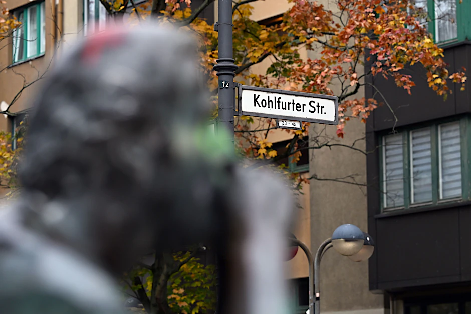 Das Straßenschild der Kohlfurter Straße in Kreuzberg, aufgenommen vor der Skulptur "Doppelgängeradmiral“