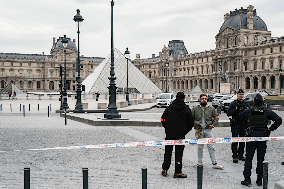 Nach dem Einbruch: Louvre bringt Juwelen mit Polizei in einen Hochsicherheitstresor