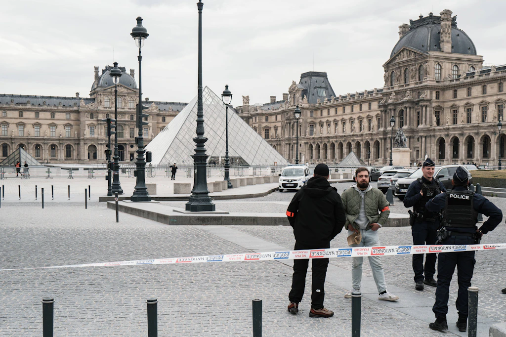 Louvre mücevherleri polisle birlikte yüksek güvenlikli kasaya taşıyor