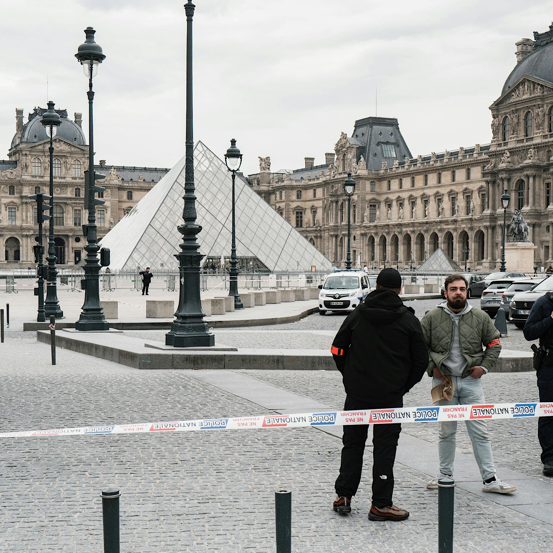 Nach dem Einbruch: Louvre bringt Juwelen mit Polizei in einen Hochsicherheitstresor