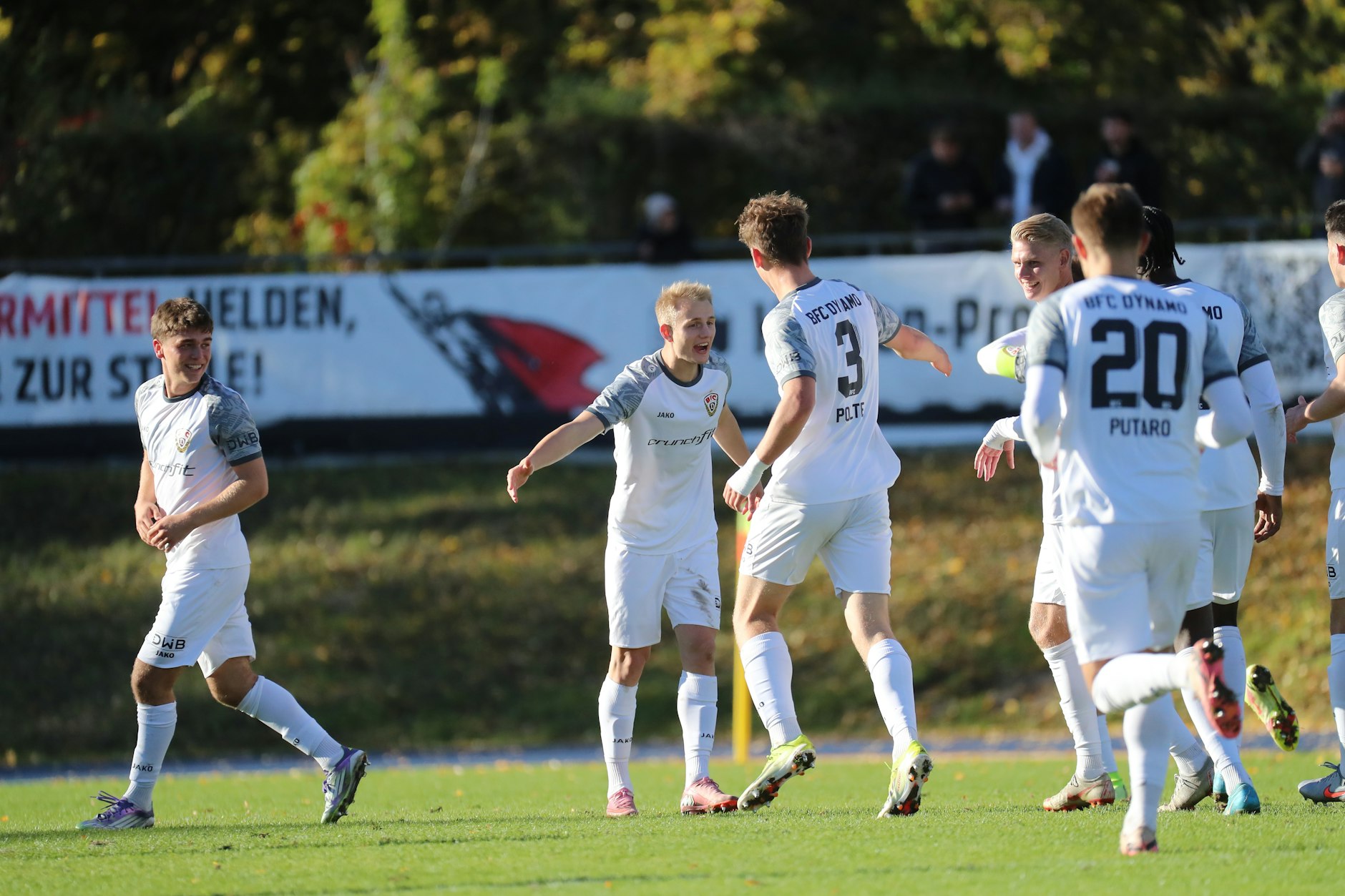 So schön wie Willi Reincke (2.v.l.) beim 1:1-Ausgleich in Zehlendorf wollen die Spieler des BFC Dynamo gegen Eilenburg auch nach dem Spiel jubeln.