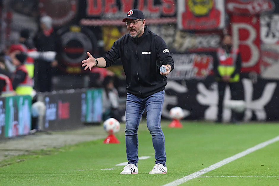 Union-Trainer Steffen Baumgart ärgert sich beim 0:1 gegen den SV Werder über Schiedsrichter Daniel Schlager und die Millimeter-Entscheidung des Videobeweises beim Bremer Siegtreffer.