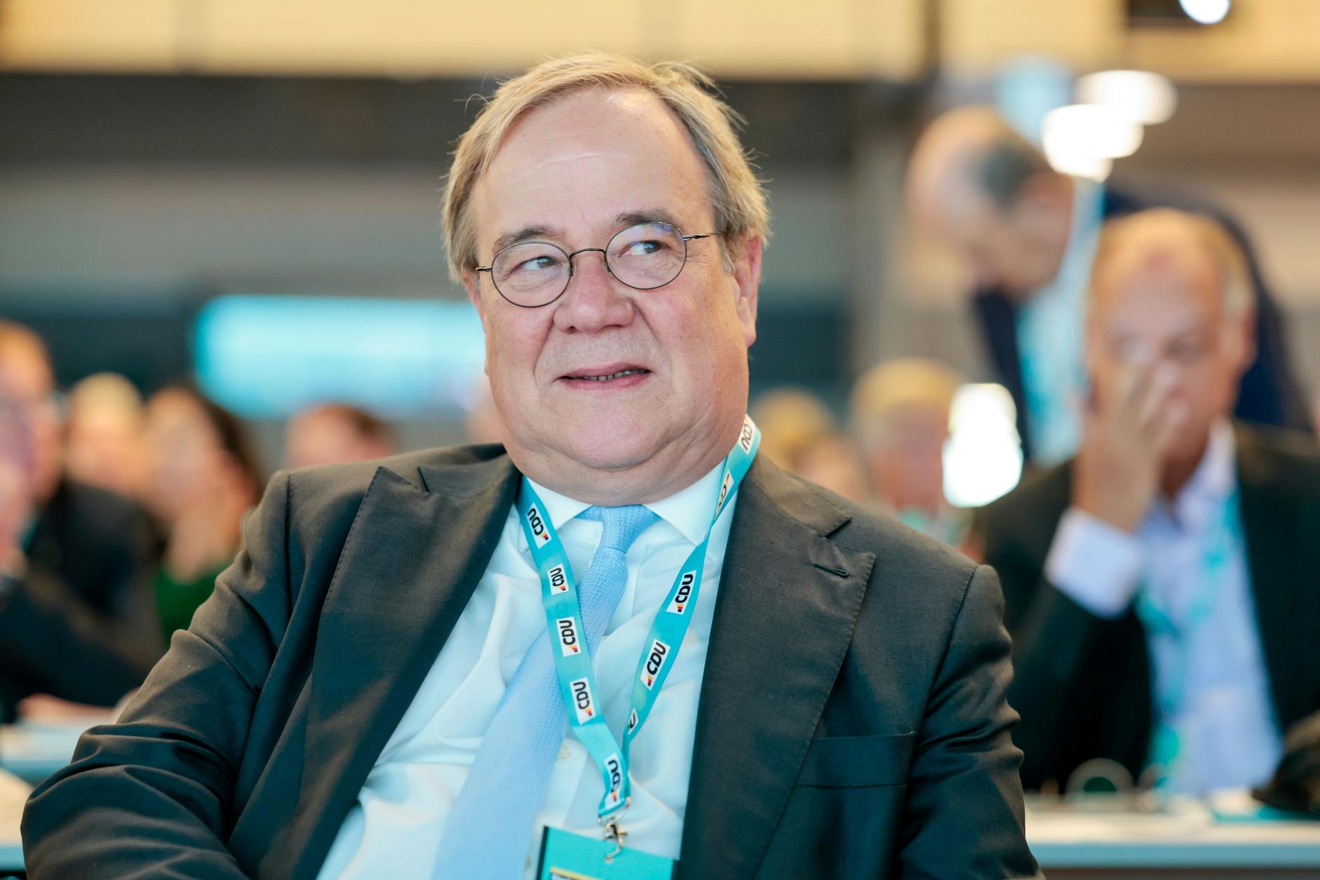 Armin Laschet (CDU), ehemaliger Ministerpräsident, sitzt beim Landesparteitag der CDU Nordrhein-Westfalen im Saal.