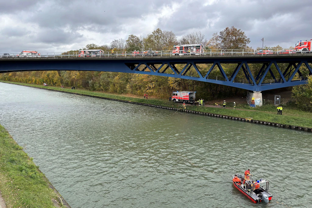 Rettungskräfte der Feuerwehr sind an der Unfallstelle auf der Bundesstraße 4 an einer Brücke über den Mittellandkanal im Einsatz. 
