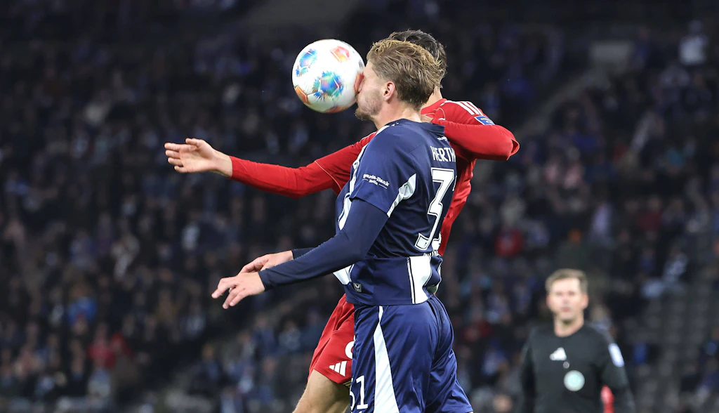 Verrückter Hertha-Wechsel! Kontaktlinse verrutscht, darum musste Dardai runter