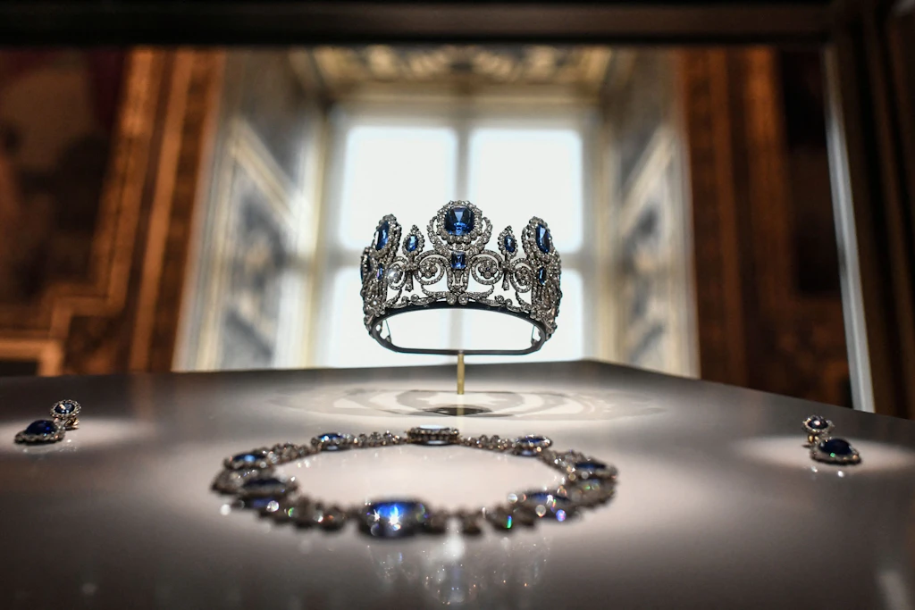 Diadem, Collier und Ohrringe: Unter anderem dieses Saphir-Diamanten-Set zweier Königinnen des 19. Jahrhunderts wurde beim Louvre-Raub gestohlen.