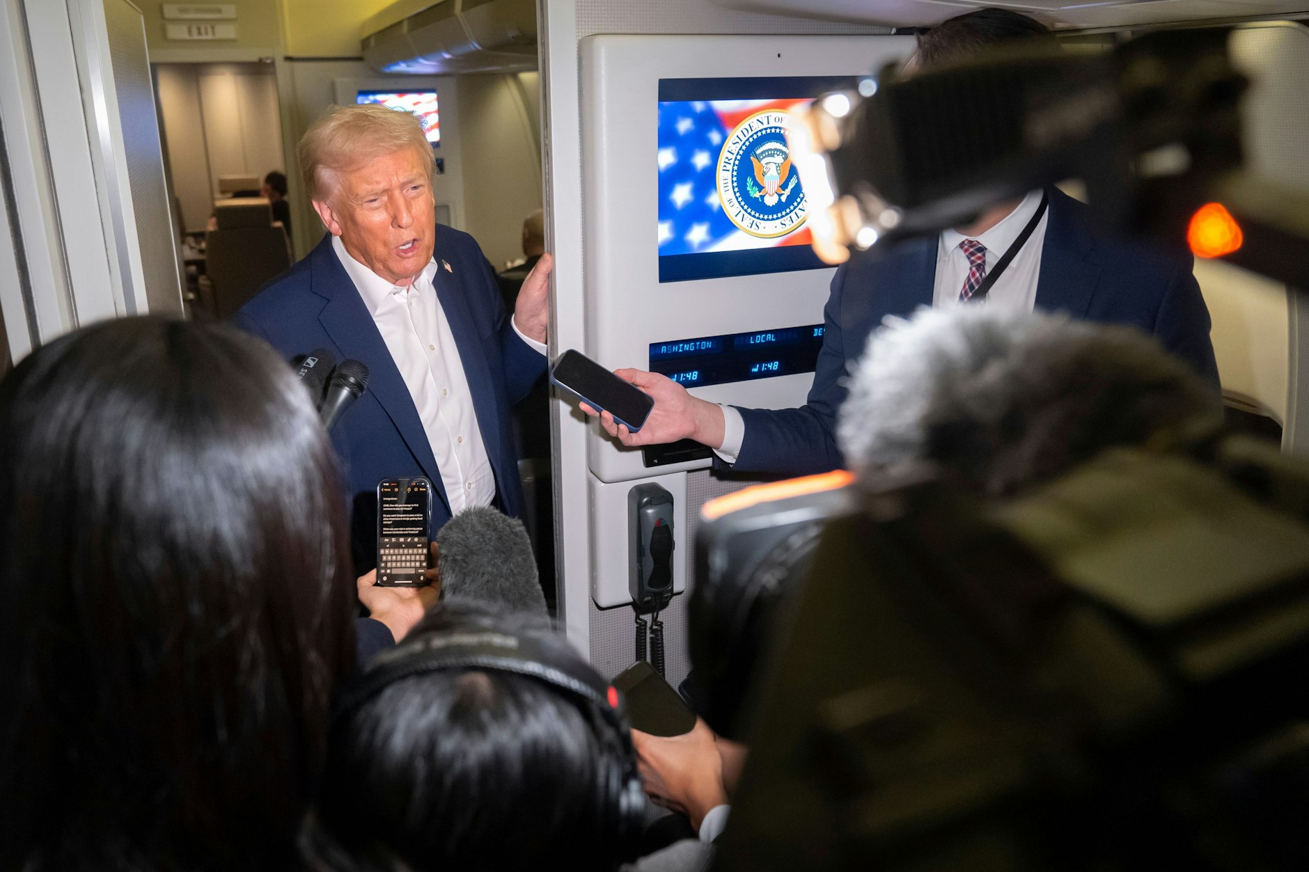 US-Präsident Donald Trump spricht am 25. Oktober zu Reportern an Bord der Air Force One auf dem Weg nach Asien (Symbolbild).