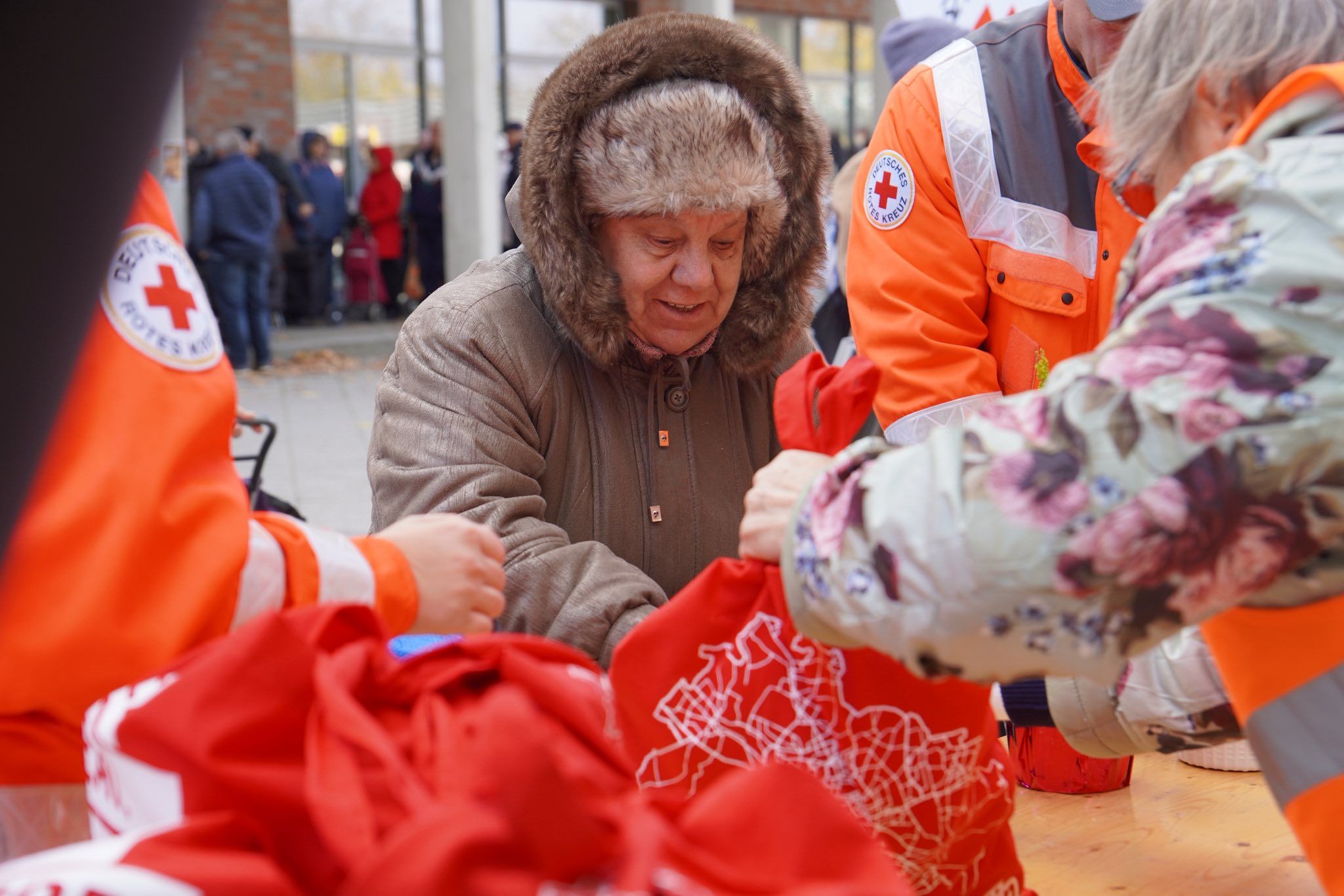 Image - Armut in Berlin: Vier Stunden Anstehen für kostenlose Suppe in Marzahn