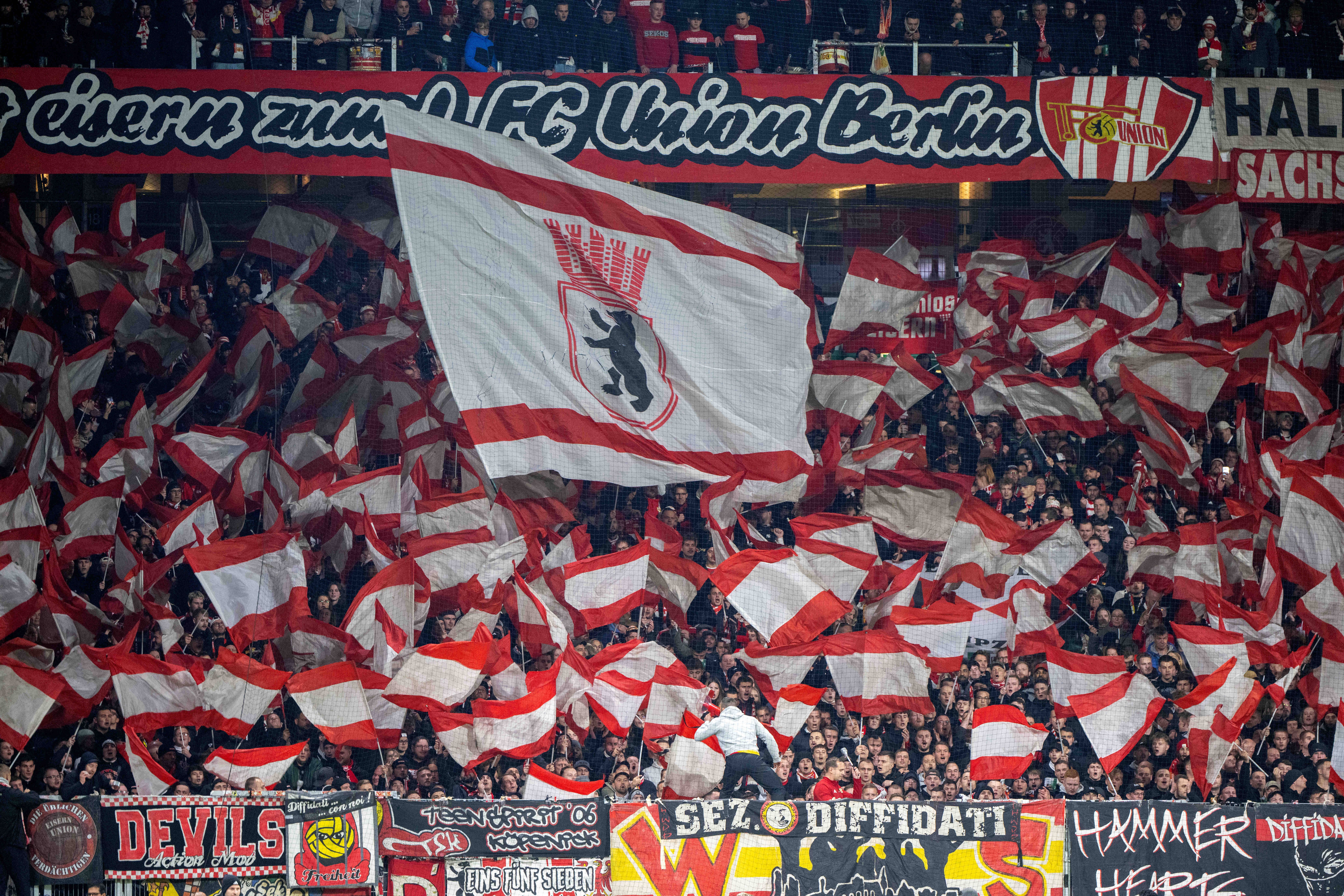 „Ausländer raus“-Eklat im Union-Bus – Fans zeigen, was Haltung bedeutet!