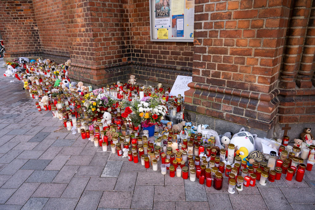 Vor der Marienkirche in Güstrow stehen Grablichter, Blumen und Plüschtiere im Gedenken an getöteten achtjährigen Fabian. Die Aufnahme ist vom 19. Oktober, das Lichtermeer ist inzwischen noch größer.
