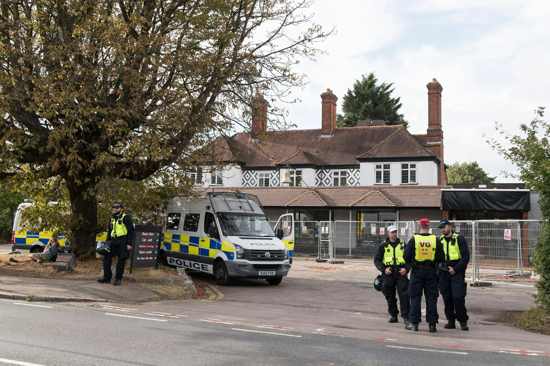 Polizisten stehen am 31. August vor dem Bell Hotel in Epping, Großbritannien, während einer Protestkundgebung gegen die Unterbringung von Asylbewerbern.