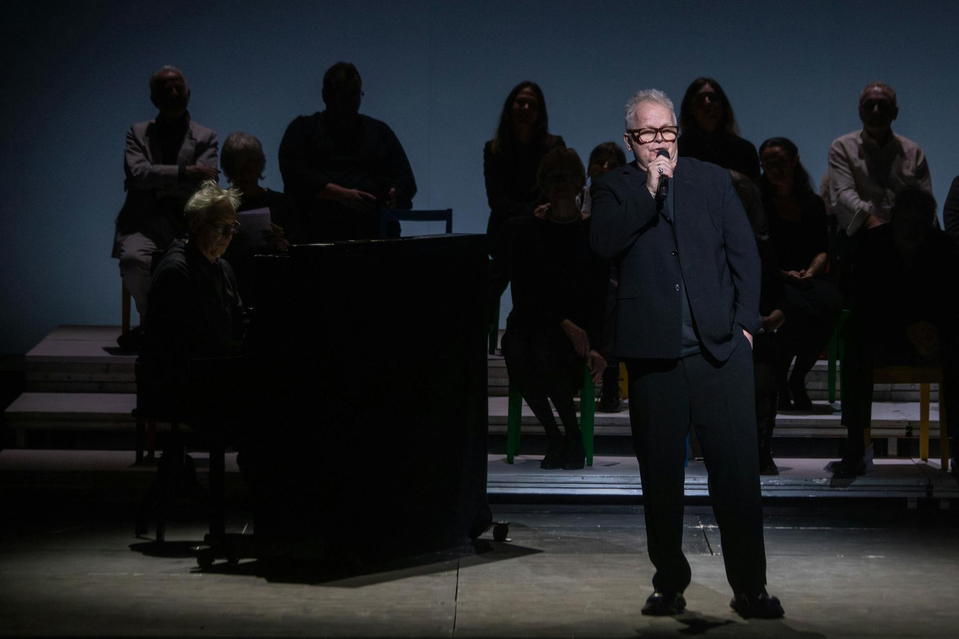 Herbert Grönemeyer singt für Claus Peymann zum Abschied „irgendwas aus Faust“.
