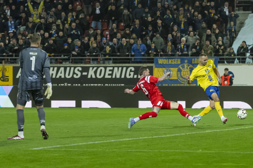 Halle-Profi Jan Löhmannsröben konnte das Tor zum 2:4 gegen Lok Leipzig auch nicht verhindern und kritisierte danach seine Mitspieler heftig.