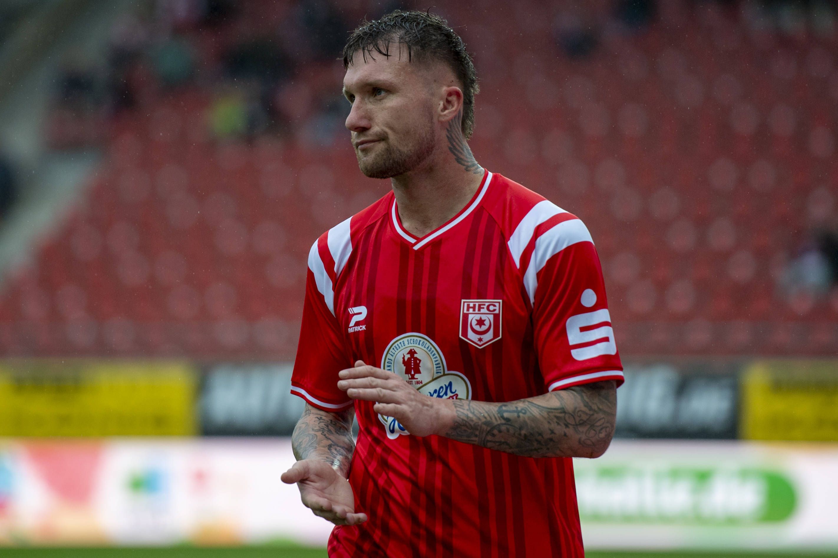 Wut-Interview live im TV: Halle-Profi greift MDR-Reporter an!