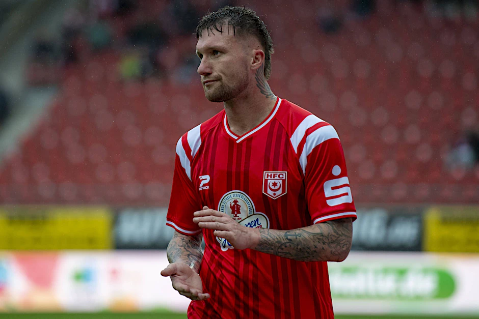 Halles Verteidiger Jan Löhmannsröben gab schon öfter kuriose Interviews. Nach der Pleite gegen Lok Leipzig pöbelte er gegen einen MDR-Reporter.