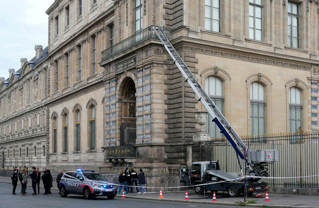 Nach spektakulärem Louvre-Einbruch: Zwei Männer festgenommen