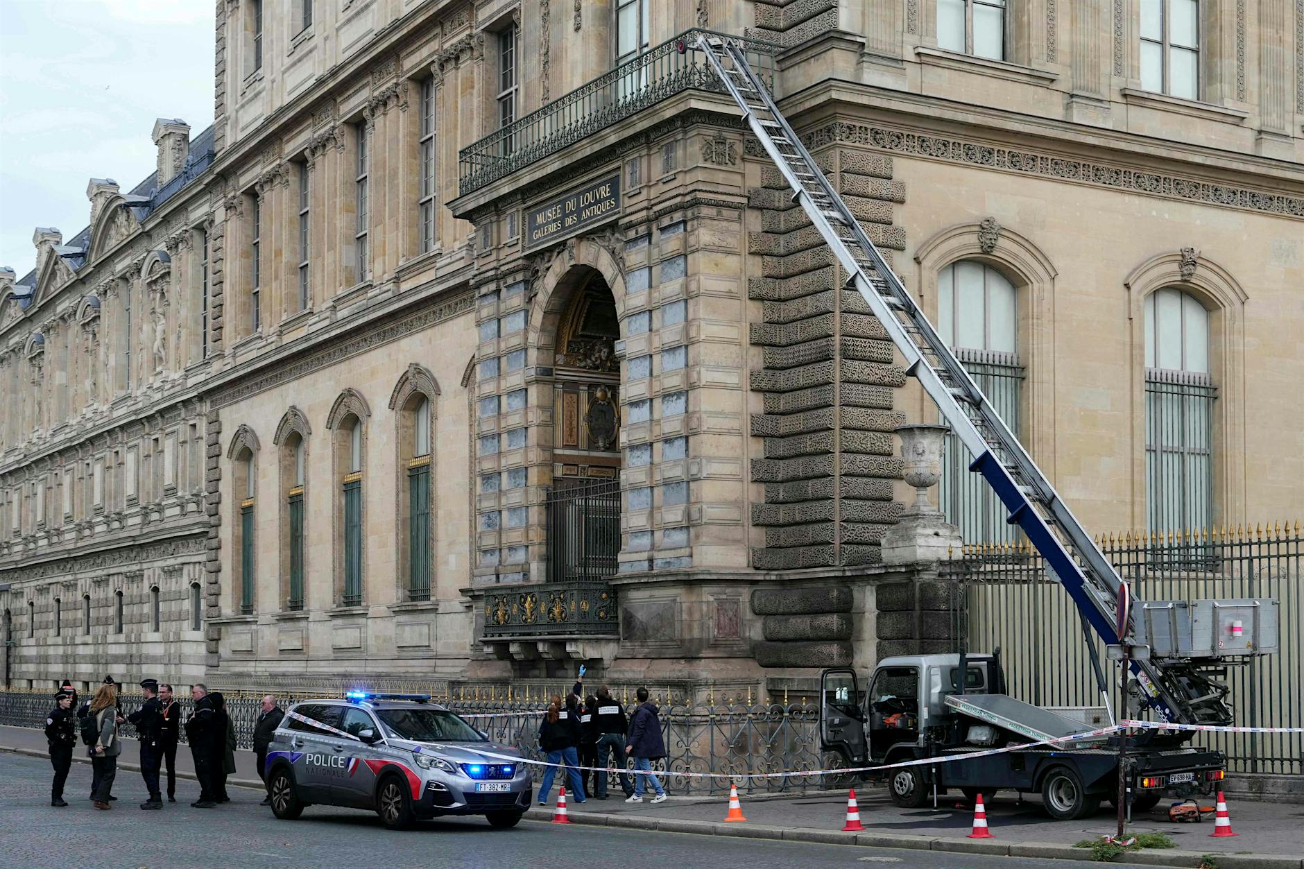 Nach spektakulärem Louvre-Einbruch: Zwei Männer festgenommen