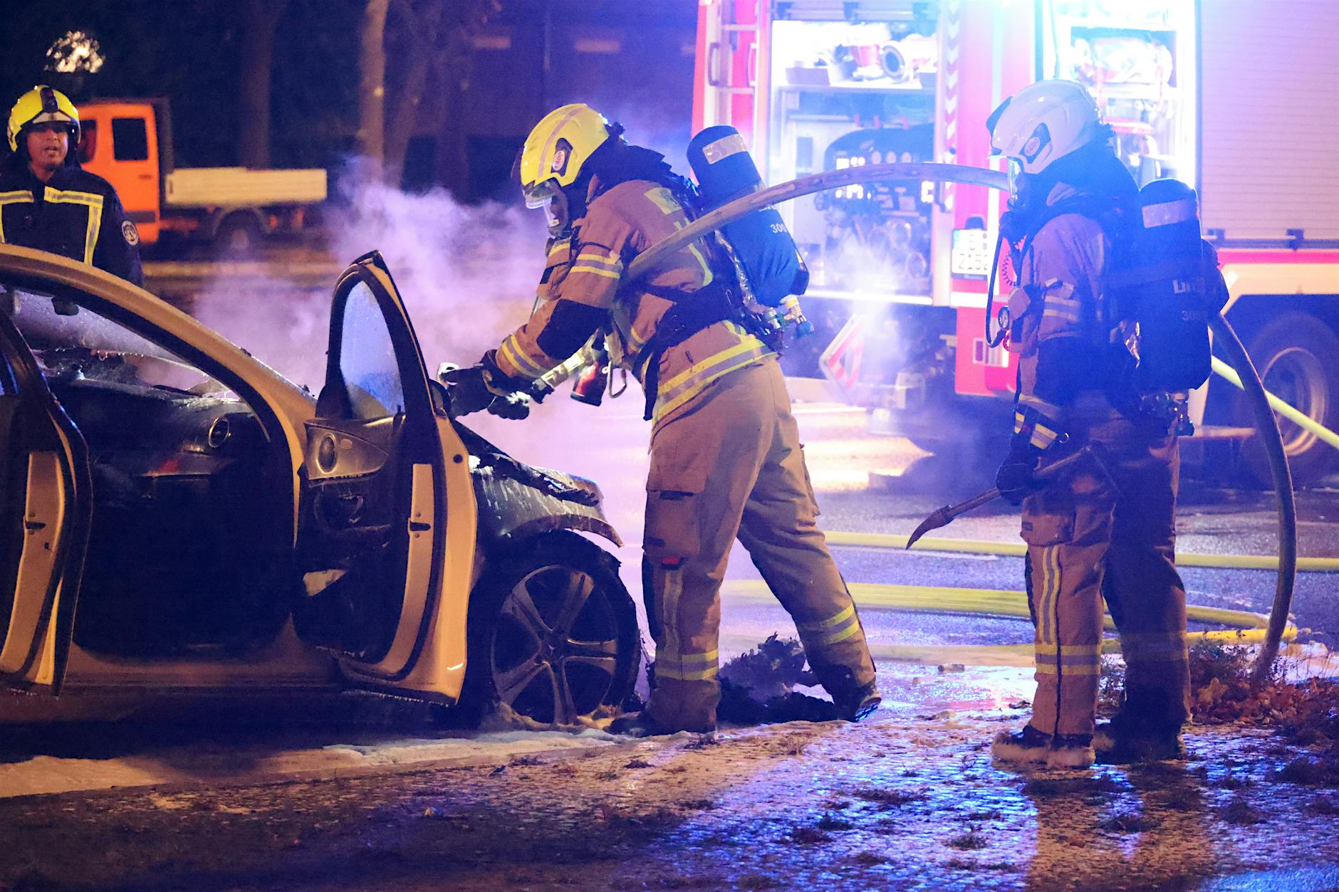 Berlin-Tiergarten: Taxi geht während Fahrt in Flammen auf