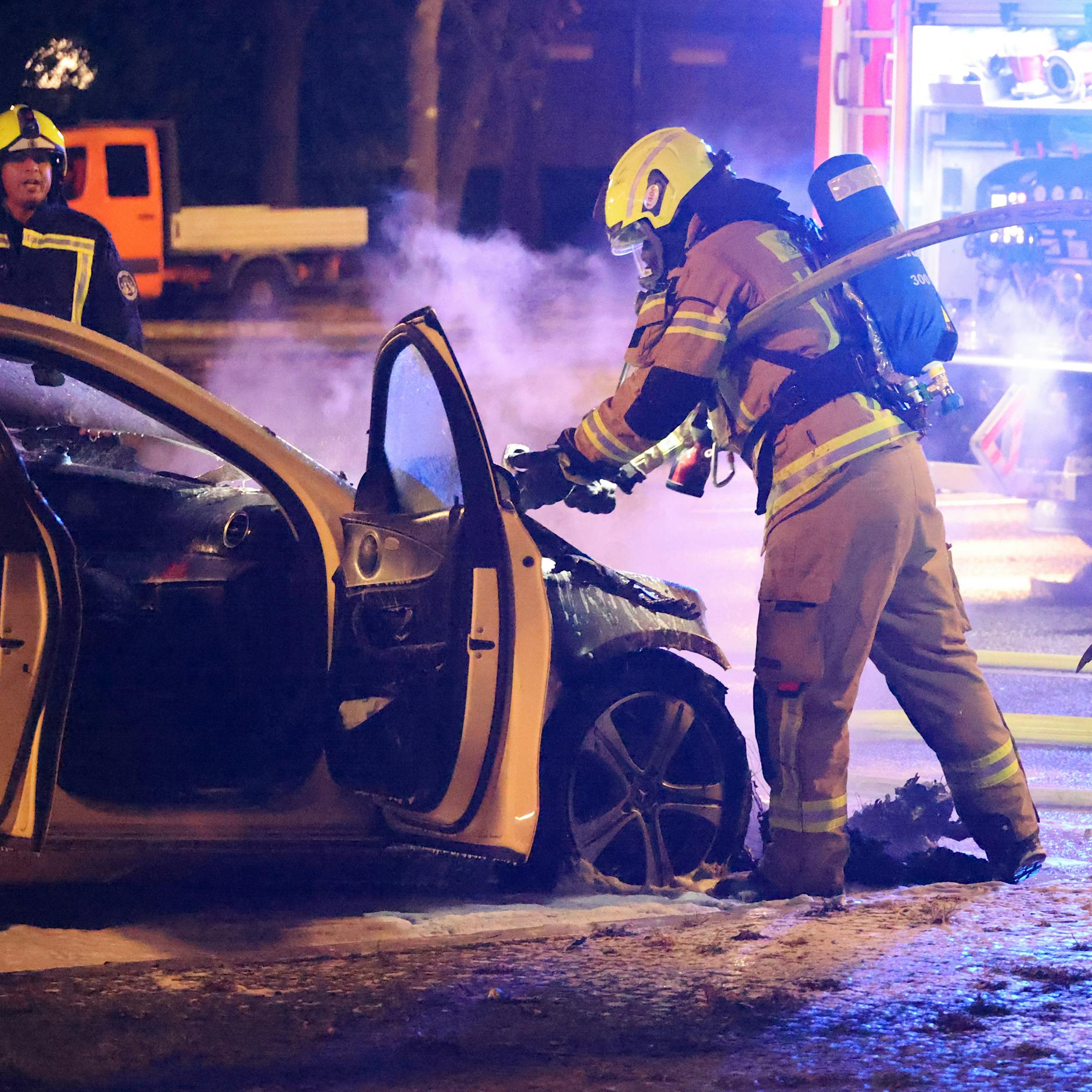 Berlin-Tiergarten: Taxi geht während Fahrt in Flammen auf