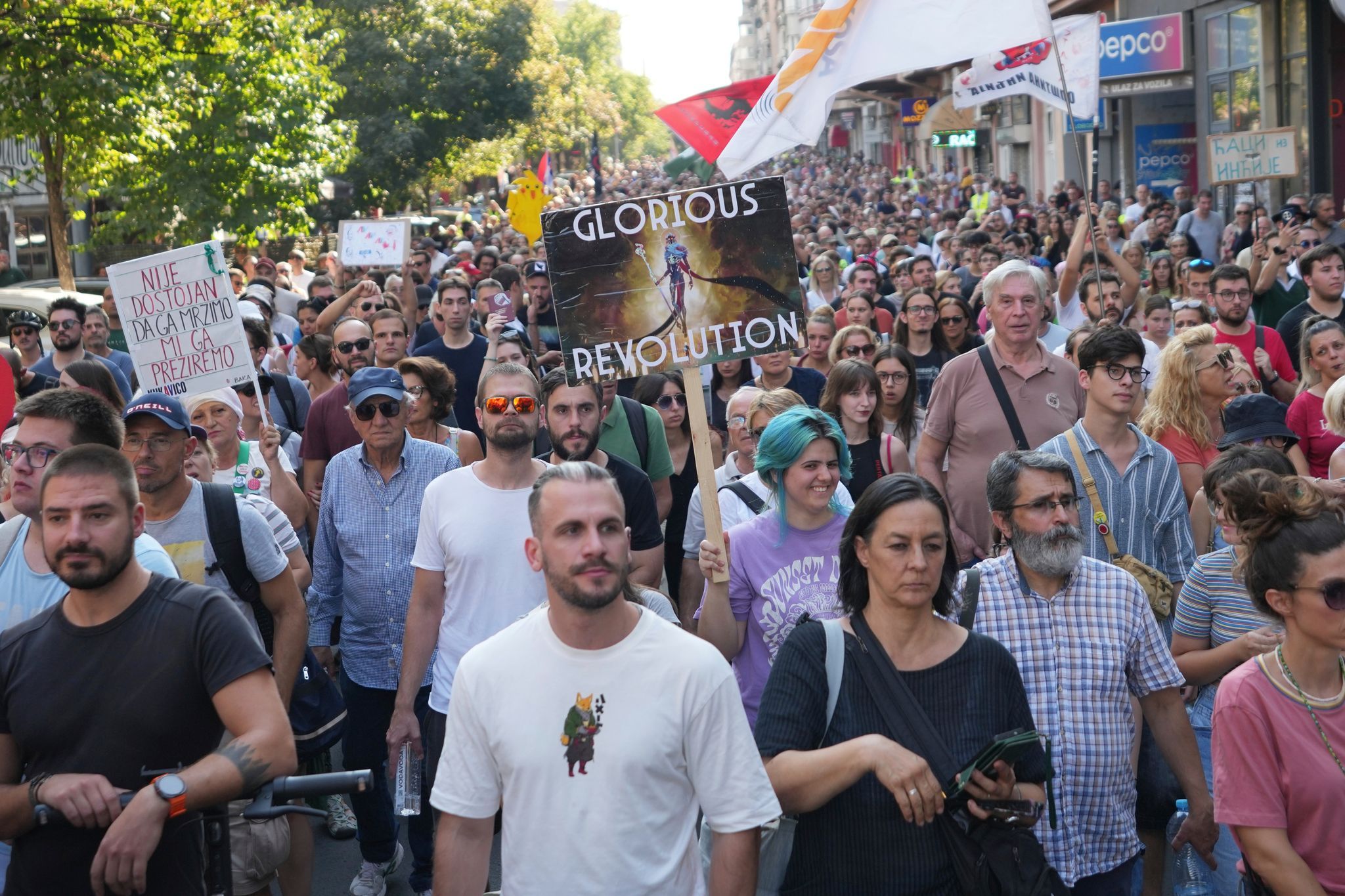 Image - Ein Jahr nach dem Einsturz von Novi Sad: Ein Riss durch den Beton