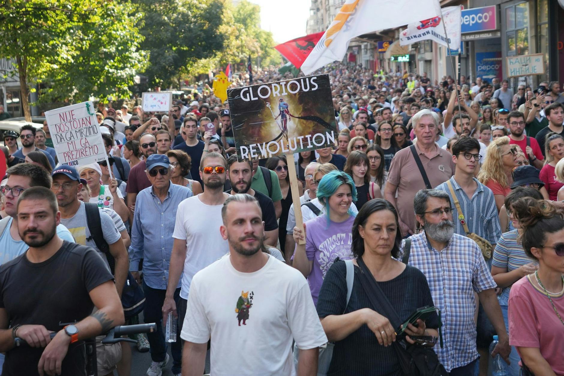 Angeführt von Studenten nehmen Menschen an einem Protest gegen Polizeibrutalität teil.
