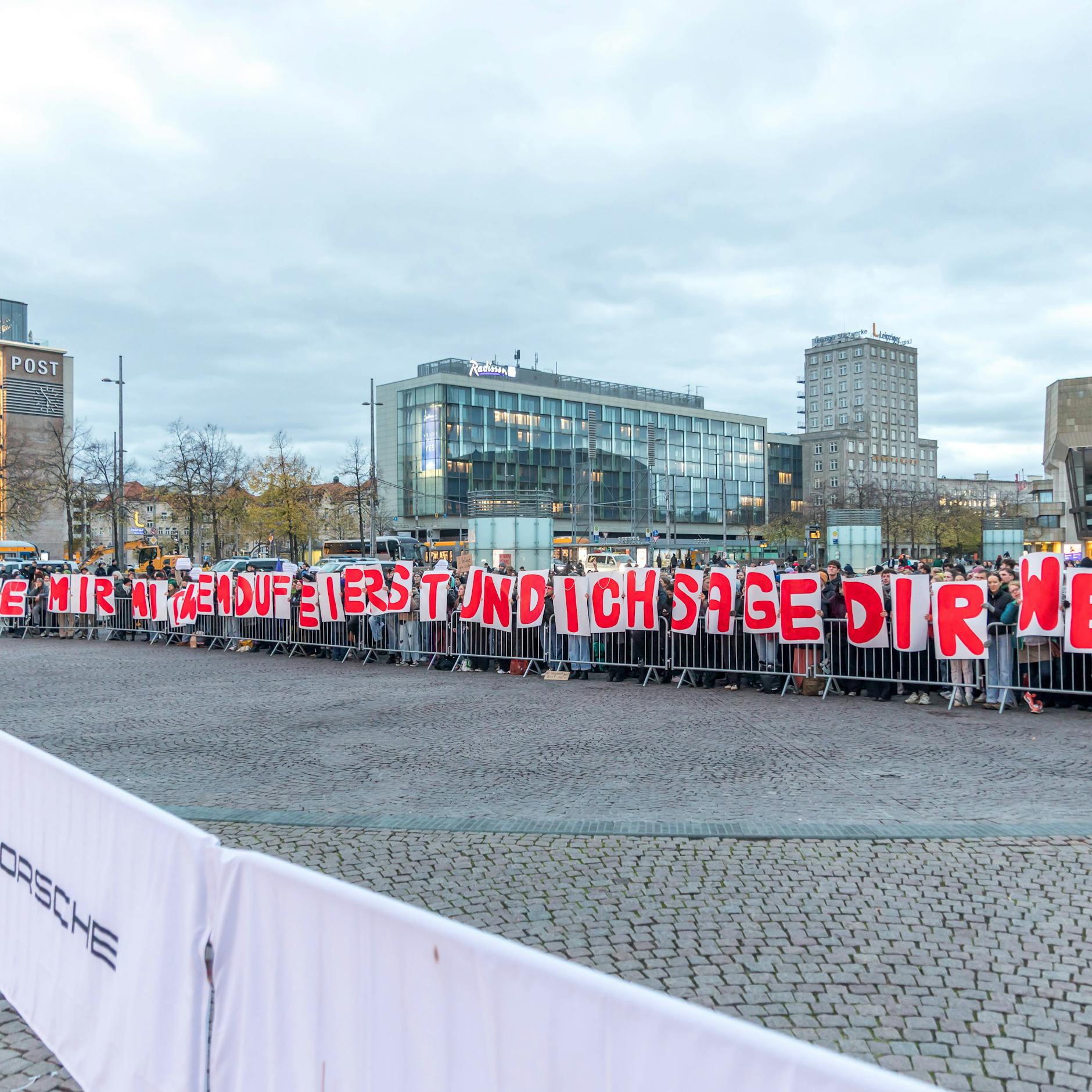Image - Leipziger Opernball: Proteste gegen Till Lindemann – Rammstein-Sänger trifft verspätet ein