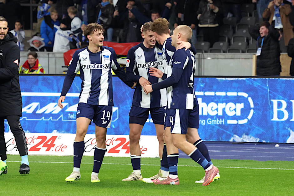 Das Einwechseltrio Krattenmacher, Grönning und Thorsteinsson (v.l.) jubelt mit Michael Cuisance (h.) über den 1:0-Last-minute-Sieg gegen Düsseldorf.