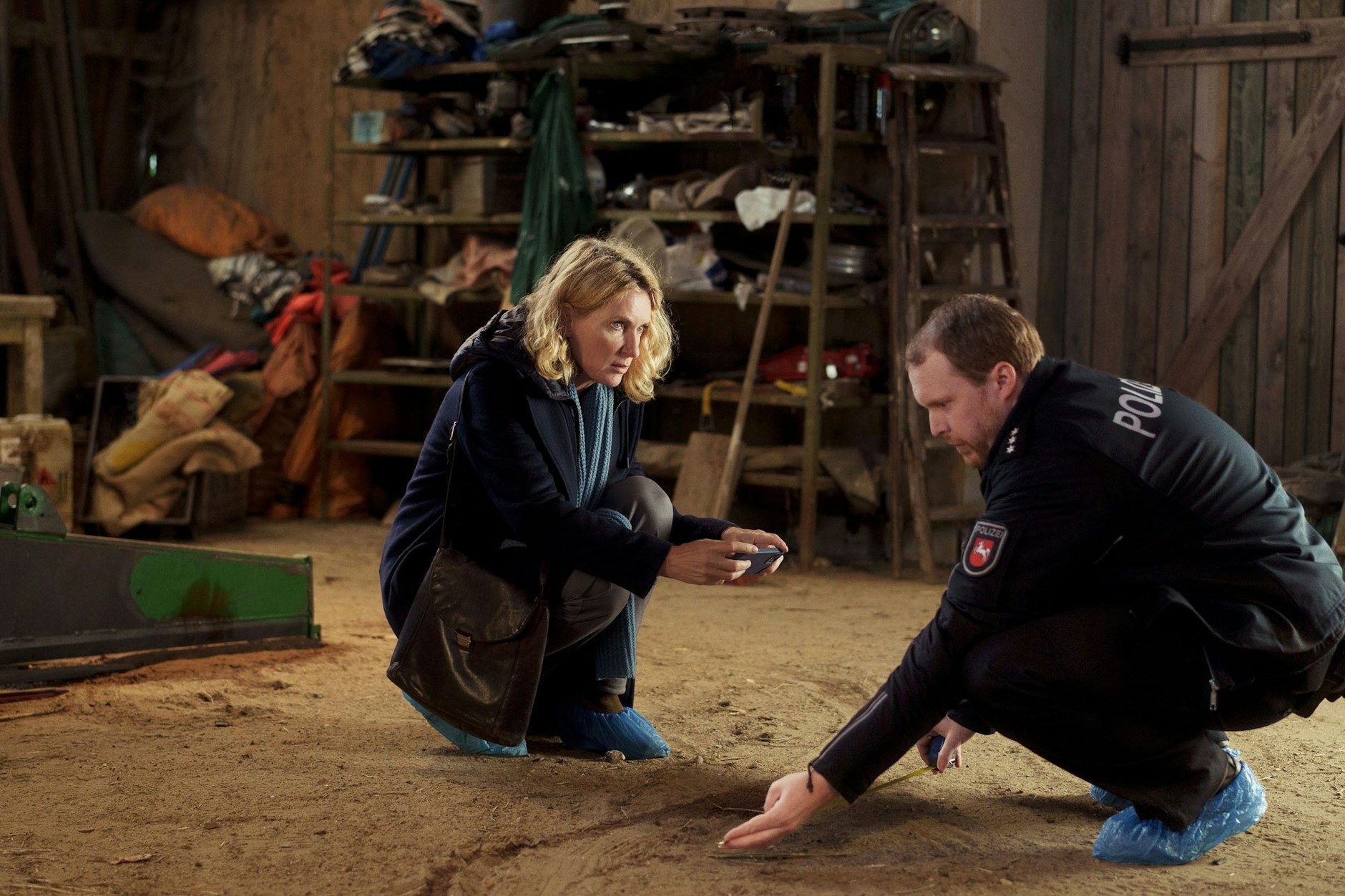 „Tatort – Letzte Ernte“ (ARD, Erstausstrahlung 26. Oktober 2025): Kommissarin Charlotte Lindholm (Maria Furtwängler) ermittelt im Alten Land, wo der Mord an einem rumänischen Erntehelfer die wirtschaftliche und persönliche Überlastung eines Familienhofes sichtbar macht.