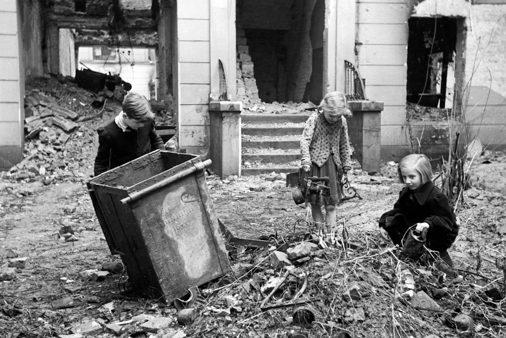Kinder spielen in den Trümmern von Berlin, 1947.