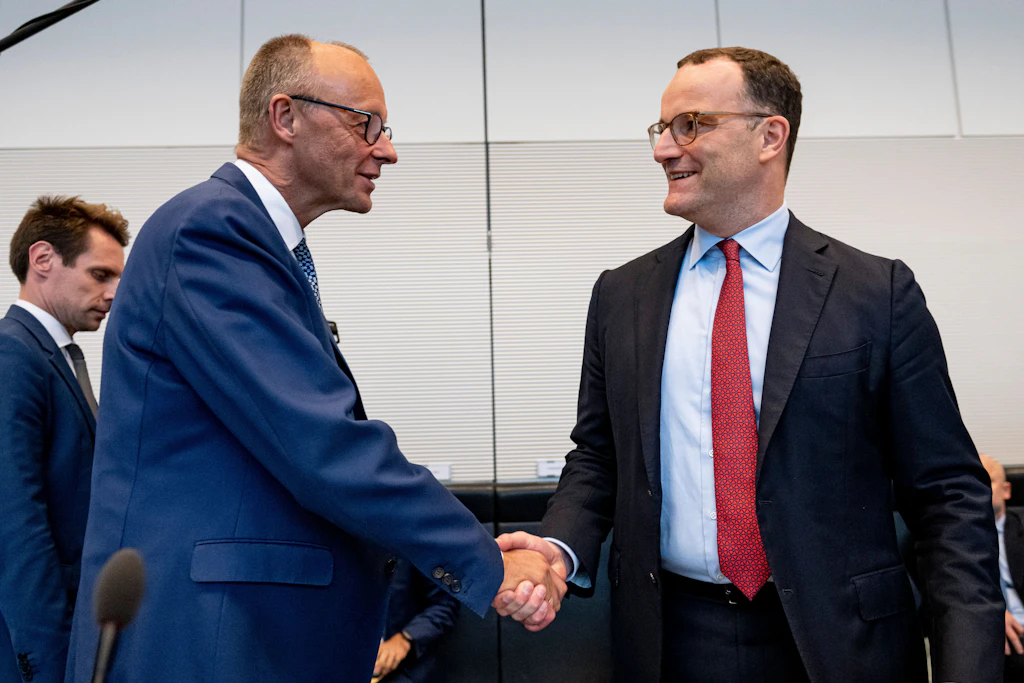 Jens Spahn, Vorsitzender der CDU/CSU-Bundestagsfraktion, (r.) stimmt Bundeskanzler Friedrich Merz (l.) wenig überraschend zu.