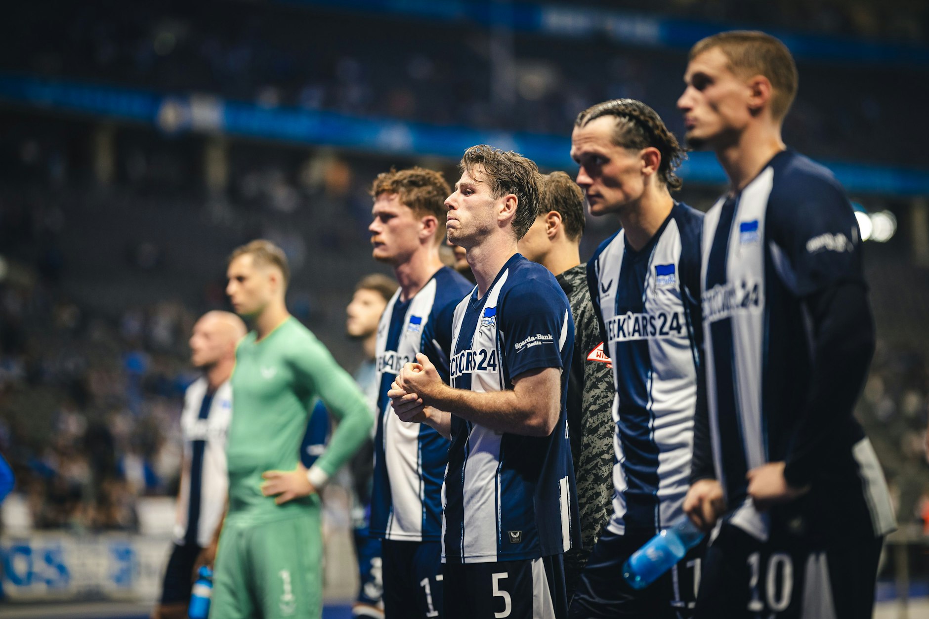 Enttäuscht standen die Spieler von Hertha BSC Ende August nach der Niederlage gegen die SV Elversberg vor den eigenen Fans.